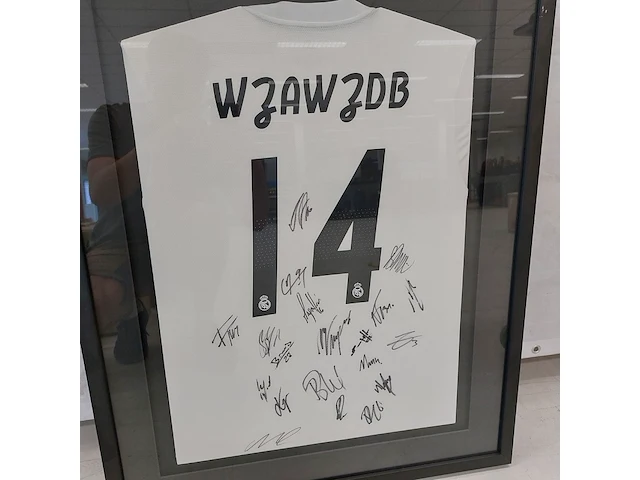 Gesigneerd " real madrid " shirt in lijst - afbeelding 3 van  9