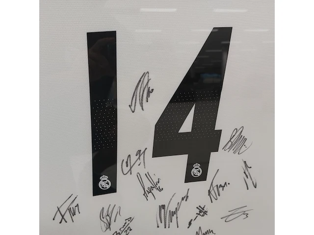 Gesigneerd " real madrid " shirt in lijst - afbeelding 5 van  9