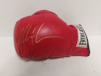 Gesigneerde bokshandschoen " mike tyson ", everlast - afbeelding 2 van  8