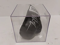 Gesigneerde bokshandschoen " mike tyson ", everlast - afbeelding 1 van  6
