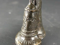 Gestileerd bronzen vrouw in bel - afbeelding 2 van  5