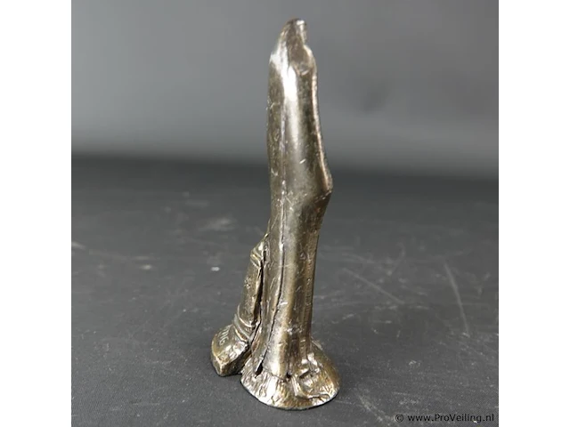 Gestileerd bronzen vrouw in bel - afbeelding 3 van  5