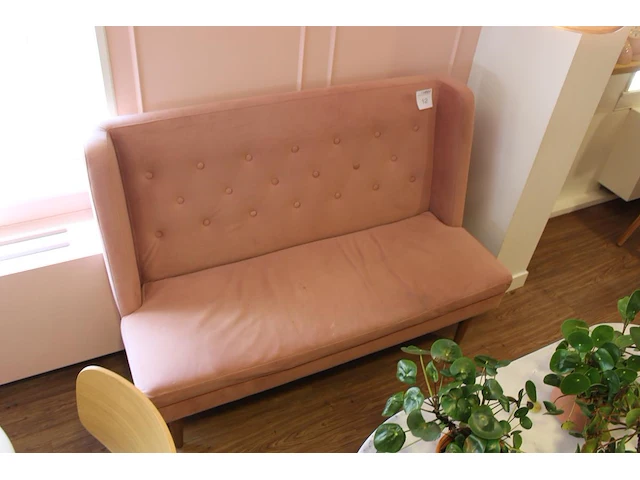 Gestoffeerde bank sav & okse met houten poten. afmeting 140 x 65 x 100 cm. - afbeelding 3 van  3