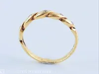 Getaxeerde gouden ring