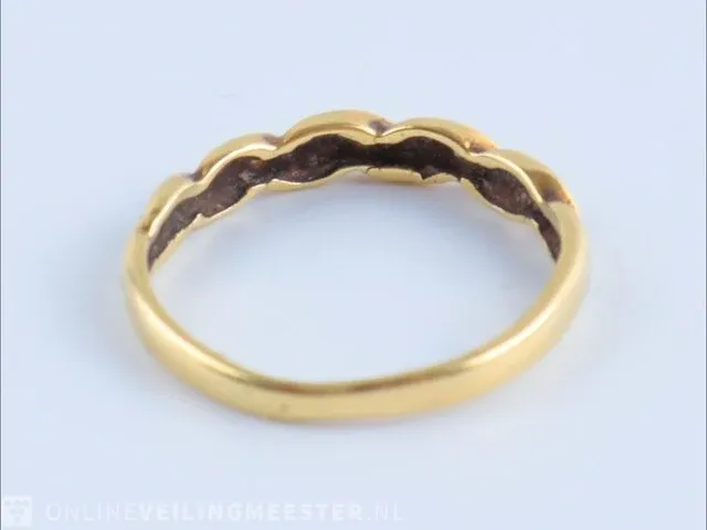 Getaxeerde gouden ring - afbeelding 8 van  9