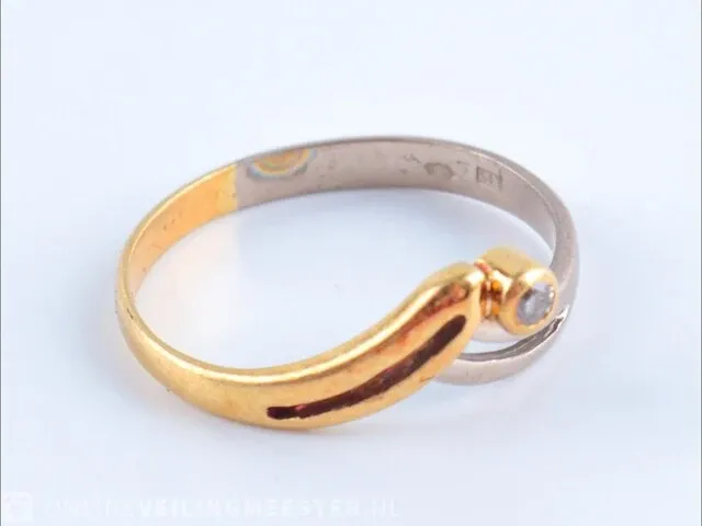 Getaxeerde gouden ring - afbeelding 4 van  10