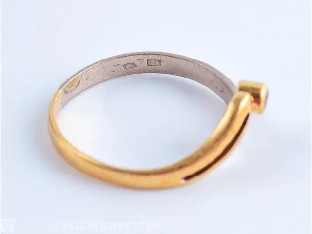 Getaxeerde gouden ring - afbeelding 8 van  10