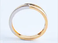 Getaxeerde gouden ring - afbeelding 2 van  9
