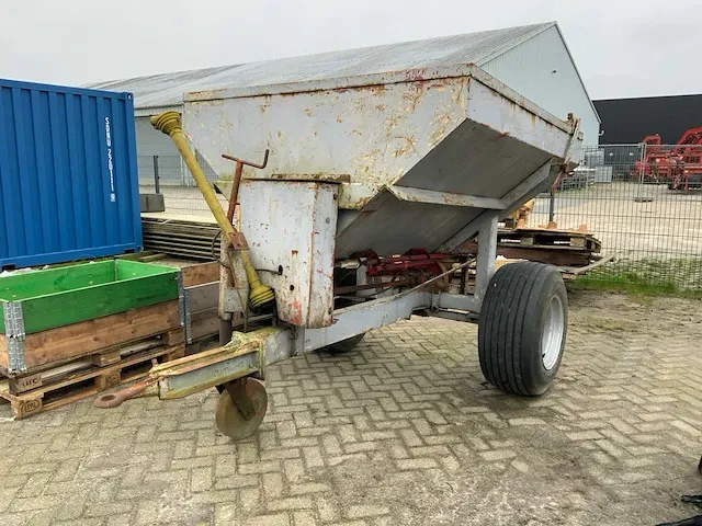 Getrokken kunstmeststrooier - afbeelding 1 van  14