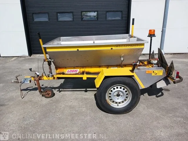 Getrokken zoutstrooier logic, gds250r, bouwjaar 2011 - afbeelding 2 van  24