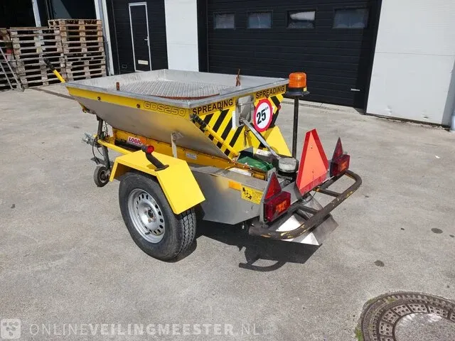 Getrokken zoutstrooier logic, gds250r, bouwjaar 2011 - afbeelding 1 van  22