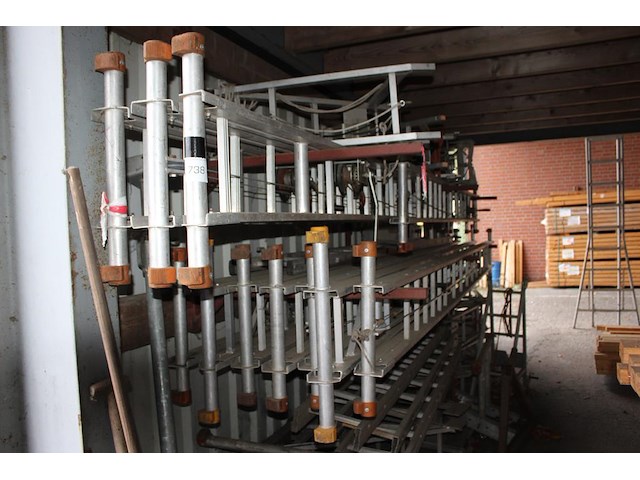 Gevelsteiger / daksteiger w.o. 10 steunladders met lier, 13 loopbrugsteunen, 11 loopplanken en diverse rail... - afbeelding 1 van  6