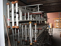 Gevelsteiger / daksteiger w.o. 10 steunladders met lier, 13 loopbrugsteunen, 11 loopplanken en diverse rail... - afbeelding 1 van  6