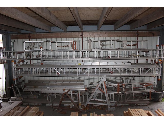 Gevelsteiger / daksteiger w.o. 10 steunladders met lier, 13 loopbrugsteunen, 11 loopplanken en diverse rail... - afbeelding 2 van  6