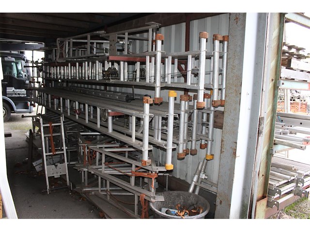 Gevelsteiger / daksteiger w.o. 10 steunladders met lier, 13 loopbrugsteunen, 11 loopplanken en diverse rail... - afbeelding 3 van  6