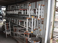 Gevelsteiger / daksteiger w.o. 10 steunladders met lier, 13 loopbrugsteunen, 11 loopplanken en diverse rail... - afbeelding 3 van  6