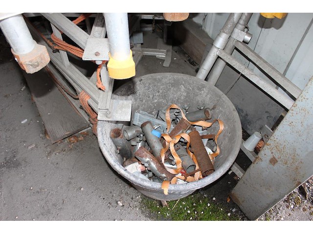 Gevelsteiger / daksteiger w.o. 10 steunladders met lier, 13 loopbrugsteunen, 11 loopplanken en diverse rail... - afbeelding 4 van  6