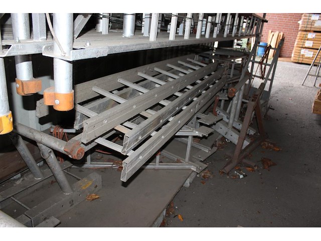 Gevelsteiger / daksteiger w.o. 10 steunladders met lier, 13 loopbrugsteunen, 11 loopplanken en diverse rail... - afbeelding 5 van  6