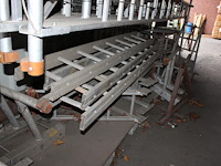 Gevelsteiger / daksteiger w.o. 10 steunladders met lier, 13 loopbrugsteunen, 11 loopplanken en diverse rail... - afbeelding 5 van  6