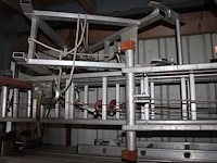 Gevelsteiger / daksteiger w.o. 10 steunladders met lier, 13 loopbrugsteunen, 11 loopplanken en diverse rail... - afbeelding 6 van  6