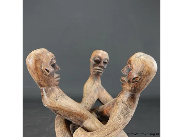 Gevlochten gesneden houten sculptuur - afbeelding 4 van  5