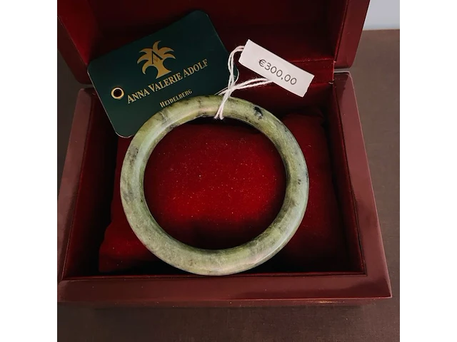 Gewichtige jade armband / bangle - afbeelding 1 van  1