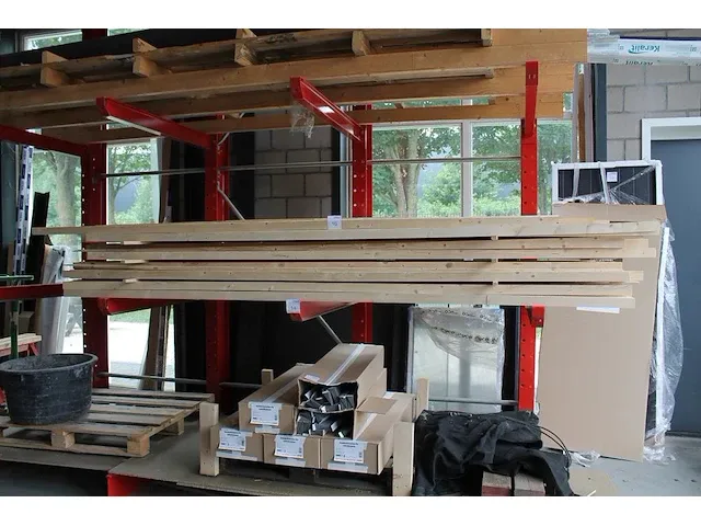 Gezaagd balkhout met lengte 300 cm. in draagarmstelling. - afbeelding 1 van  2