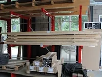 Gezaagd balkhout met lengte 300 cm. in draagarmstelling. - afbeelding 1 van  2