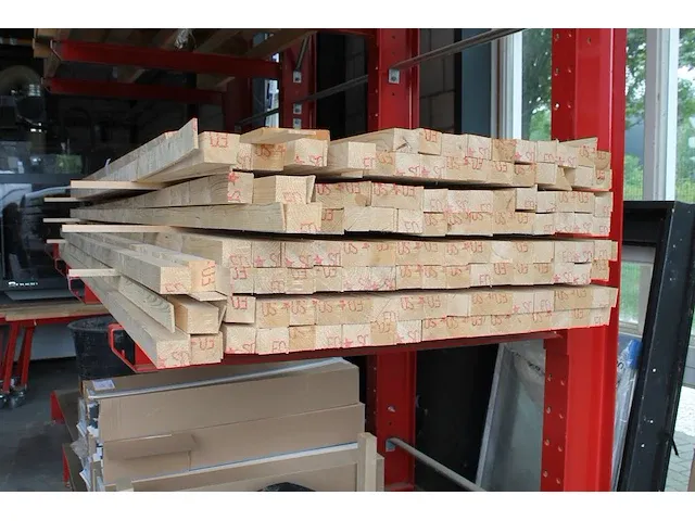 Gezaagd balkhout met lengte 300 cm. in draagarmstelling. - afbeelding 2 van  2