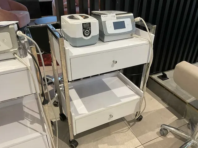 Gharieni quantus40t pedicure motor op verrijdbaar meubel - afbeelding 1 van  6