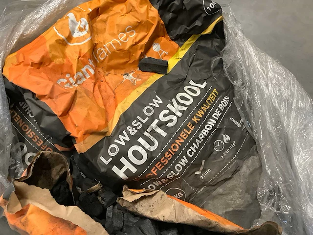 Giant flames low & slow 10 kg houtskool (6x) - afbeelding 4 van  4