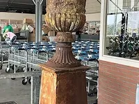 Gietijzeren buitenpot hoogte 220 cm - afbeelding 2 van  2