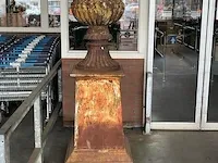 Gietijzeren buitenpot hoogte 220 cm - afbeelding 1 van  2