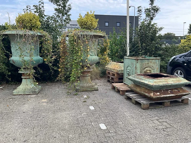 Gietijzeren tuinvaas 320 cm hoog (2x) - afbeelding 1 van  15