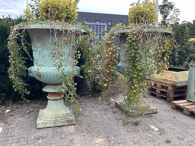 Gietijzeren tuinvaas 320 cm hoog (2x) - afbeelding 8 van  15