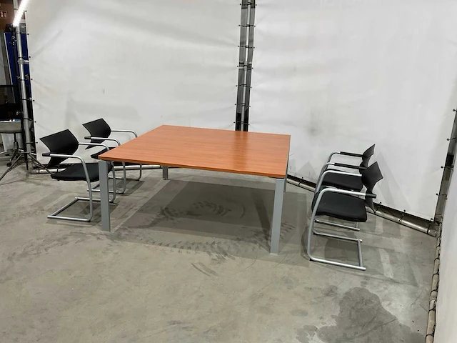 Gilder tafel met stoelen - afbeelding 1 van  9