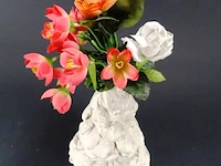 Gipsen vaas met kunstbloemen - afbeelding 2 van  5