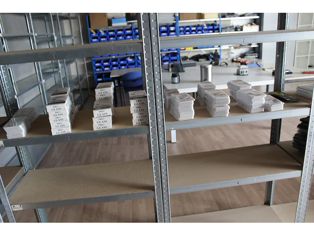 Glasbeschermers voor diverse telefoons zowel samsung als apple circa 150 stuks op twee schappen - afbeelding 1 van  3