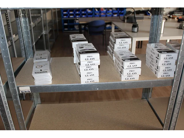 Glasbeschermers voor diverse telefoons zowel samsung als apple circa 150 stuks op twee schappen - afbeelding 2 van  3