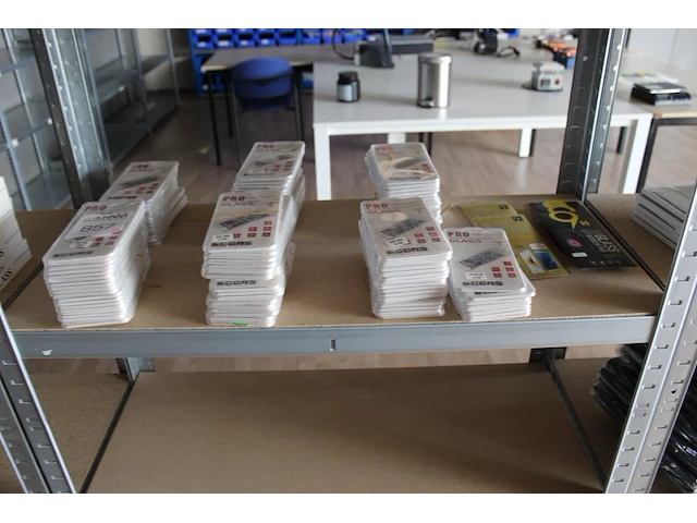Glasbeschermers voor diverse telefoons zowel samsung als apple circa 150 stuks op twee schappen - afbeelding 3 van  3
