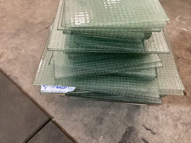 Glasplaten ongeveer 40 stuks diverse maten - afbeelding 2 van  3