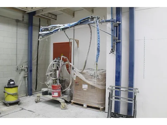 Glasvezelspuitapparaat mvp met zwenkarm, spuitkop venus en 58 rollen glasvezel er13-2400-180 op pallet. - afbeelding 1 van  5
