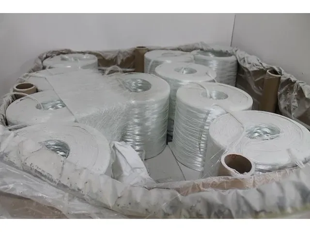 Glasvezelspuitapparaat mvp met zwenkarm, spuitkop venus en 58 rollen glasvezel er13-2400-180 op pallet. - afbeelding 4 van  5