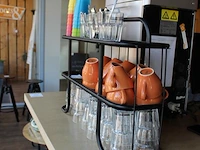 Glaswerk, koffie- en theemokken in metalen rek. - afbeelding 2 van  2