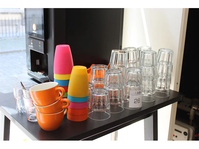 Glaswerk, koffie- en theemokken op tafel. - afbeelding 1 van  2