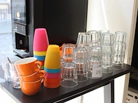 Glaswerk, koffie- en theemokken op tafel. - afbeelding 1 van  2