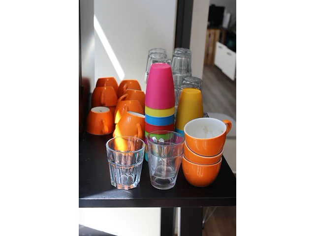 Glaswerk, koffie- en theemokken op tafel. - afbeelding 2 van  2