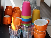 Glaswerk, koffie- en theemokken op tafel. - afbeelding 2 van  2
