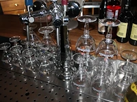 Glaswerk op bar w.o. bier-, fris- en waterglazen. ruim 200 stuks. - afbeelding 2 van  3