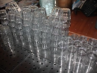 Glaswerk op bar w.o. bier-, fris- en waterglazen. ruim 200 stuks. - afbeelding 3 van  3